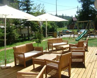 Adonis Hotel Le Chastellan - Guillaumes - Innenhof