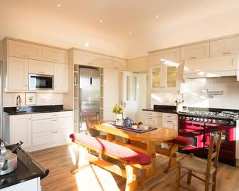 Large luxurious house view of Cliffs of Moher modern home sleeps 6 all en suite - Lisdoonvarna - Kitchen