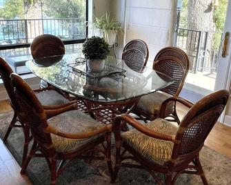 Beautiful Lake Front Home on 5 acres Weddings, events, multi family vacations - Kelseyville - Restaurante