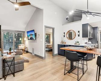 Mountain modern cabin close to Apple Hill wineries and Sly Park Recreation area. - Pollock Pines - Dining room