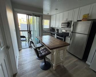 New 2-bedroom apartment in charming Burbank Empire Center with WiFi, AC - Burbank - Kitchen
