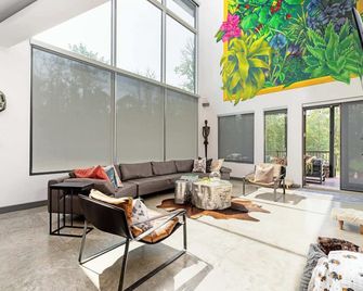 Wabamun Modern Retreat Oasis. Sleeps 6. Hot Tub. - Wabamun - Living room