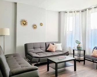 4 #1S - 4 Bedroom / 1.5 Bath Condo near McCormick Place, Wintrust Arena - Chicago - Sala