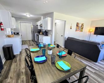 The Lafayette Lounger whole duplex. Pet friendly, King Beds, Arcade games - Ottawa - Essbereich