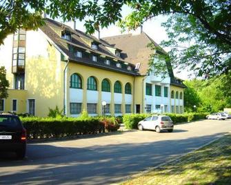 Família - Zamárdi - Edificio