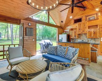 Cape Royale Luxury Livingston Cabin with Hot Tub! - Coldspring - Living room