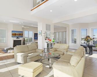 Luxury Oceanfront House W/ Pool & Hot Tub Facing The Ocean-Summer Last Min Deals - Westhampton Beach - Lobby