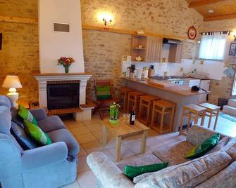 A charming barn in rural hamlet near Sigournais, 30 minutes from Puy du Fou. - Sigournais - Sala de estar