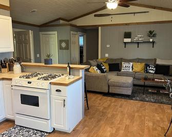 3 bedroom lake house & pool, only 35 min. to Wisconsin Dell and Cascade Mountain - Montello - Sala de estar