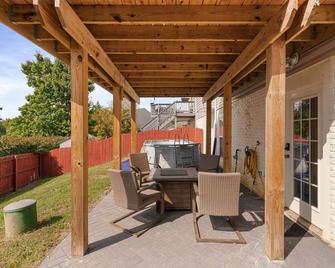 Charming basement w/ firepit and above ground pool - Stafford - Patio