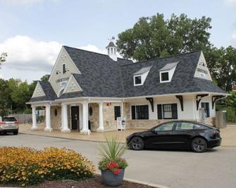 Charm & Convenience, Walk to Downtown - Libertyville - Building