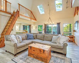 Port Orchard Lakefront Cabin with Fire Pit and Grill! - Allyn - Living room