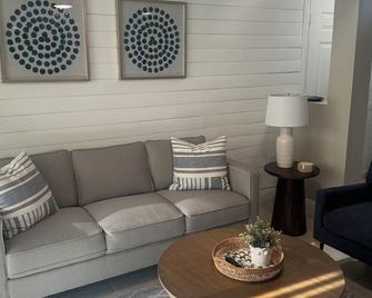Upscale Ground Floor Retreat: Luxury Condo - Fort Myers - Soggiorno