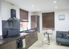 V2 Residence - Leeds - Kitchen