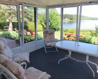 Superb Lakefront Property And Idyllic Setting For A Memorable Stay - Lac Etchemin - Living room