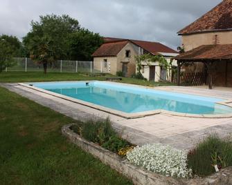 Château Latour - Fours - Pool