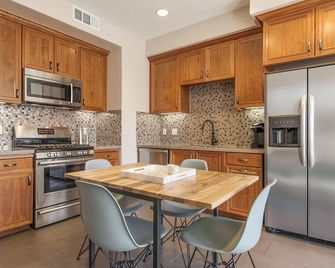 Luxury 55+ Age Restricted - Long Term - Larkspur - Kitchen