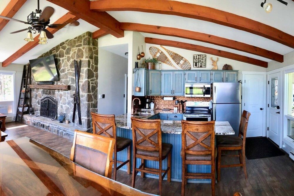 Bright & Clean Chalet with Hot Tub