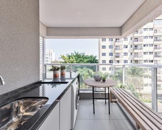 Apartamentos completos em Pinheiros a uma quadra da Faria Lima - HomeLike - São Paulo - Varanda