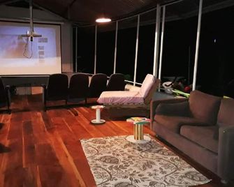 Madre Selva Jungle Hostel - Puerto Viejo de Talamanca - 休閒室