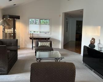 Cozy home with direct lake view - West Bloomfield - Living room
