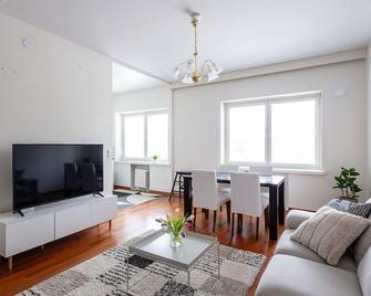 Cozy City Apartment - Helsinki - Living room