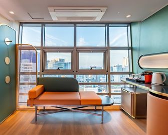 L&L Central Hotel  - Kota Jeju - Ruang tamu