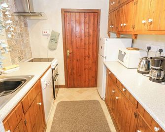 BOFIN, pet friendly, with open fire in Oughterard, County Galway - Galway - Kitchen
