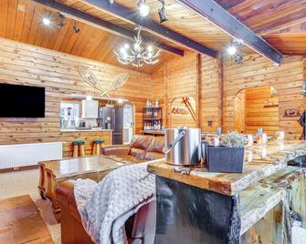 5 Mi to Breckenridge Ski Resort Cozy Wood Cabin! - Breckenridge - Sala de estar