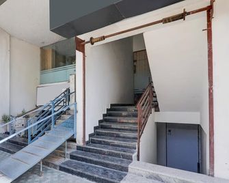 Deluxe With Balcony Kakadeo Kanpur Avon - Kanpur - Stairs