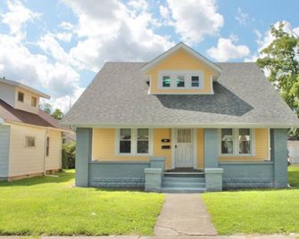 Benny B Charming 2 Bedroom house bunk/game room close to Ball State University - Muncie - Building