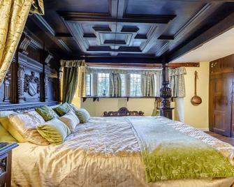 Grade II listed holiday home with off-street parking and an open-plan garden - Middle Gable - Bourton-on-the-Water - Bedroom