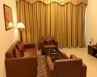 Spacious serviced 1BR Al Muhaisnah 5' to airport - Dubai - Soggiorno