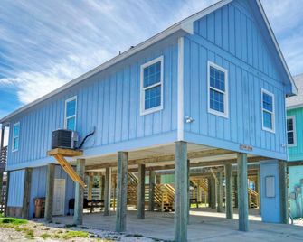 Waterfront Shared Pool w/ Bay Views, Boat Dock Oscar's Lodge by Avantstay - Corpus Christi - Building