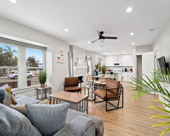 Explore North Park! Spacious 3B/1.5 Private Home w Yard+Parking in Central SD - San Diego - Living room