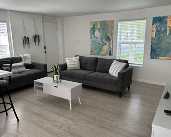 2-bedroom apartment just 4 minutes drive to Gladys Porter Zoo - Brownsville - Living room