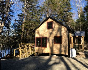 Secluded, Dog-Friendly Lakefront Cabin on Pristine Lake, Maine, for Wonderfully Romantic Getaways to Nature - Machias - Edificio