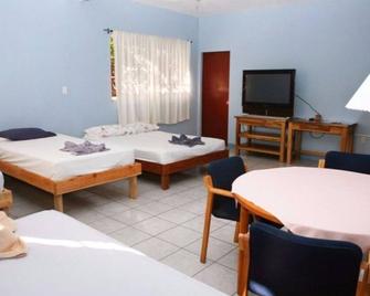 Room 3-C - 3 Single Beds - Managua - Bedroom
