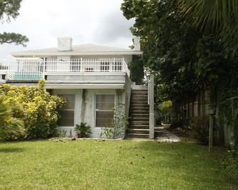 Quiet retreat on the Indian River with private boat dock - Titusville - Building