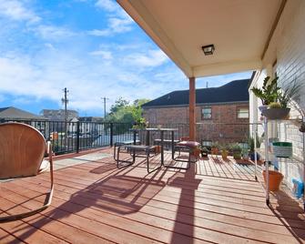 Gated Stylish 1-1 Suite in Medical Center - Houston - Balkon