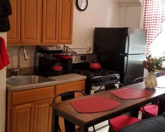 Get comfy at Palmetto Guest Suite - ברוקלין - מטבח