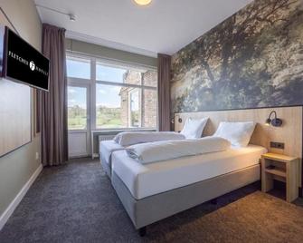 Enjoy Nature's Embrace at Serene Room Close to Sint Servaasbrug - Noorbeek - Спальня