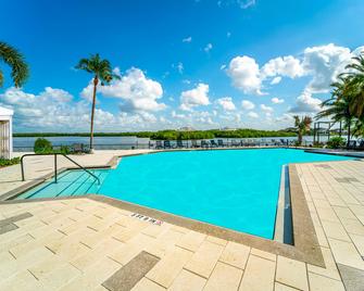 DoubleTree by Hilton Tampa Rocky Point Waterfront - Tampa - Pool