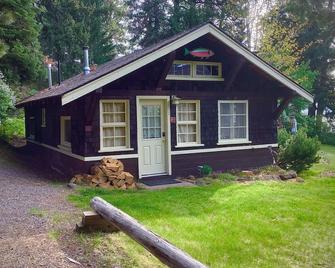 Beautiful view of the lake with patio and BBQ. - Klamath Falls - Building