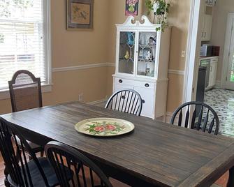 Cozy 3 BR in Historical District with screened in porch. Newly remodeled. - Selma - Sala pranzo