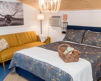 Tiny Oak Cottage in Historic Downtown Summerville - Summerville - Bedroom