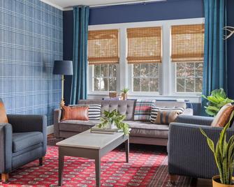 Farmville,walk to Longwood, Greenfront,High Bridge,minutes to Hampden-Sydney - Farmville - Living room