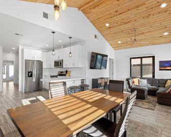 Featherlight Cottage with BBQ and Hot Tub in Downtown Phoenix - Phoenix - Comedor