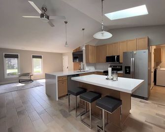 The Crystal Rose House spacious, modern and bright - Findlay - Mutfak