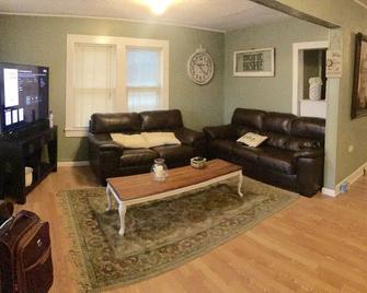 Historic Downtown, Wifi, Apple Tvs, Cold Ac - Brownsville - Sala de estar